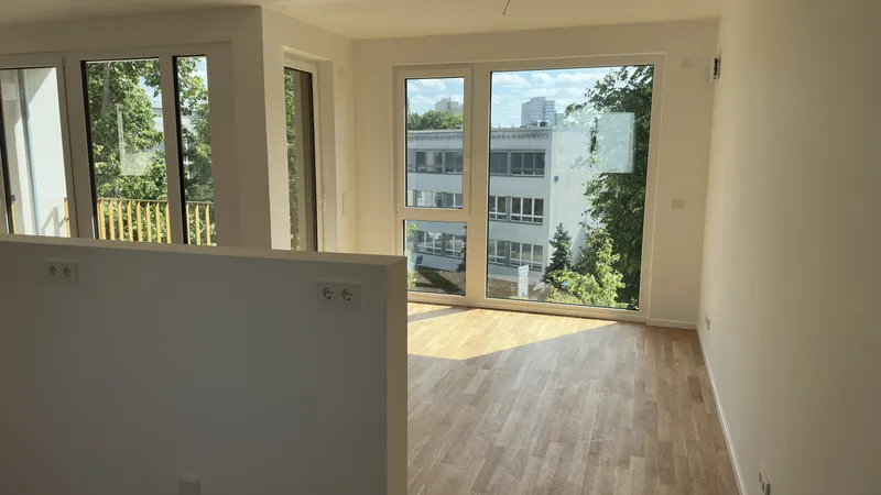 Sunny newly built 3-room apartment with balcony in Lichtenberg — photo 1